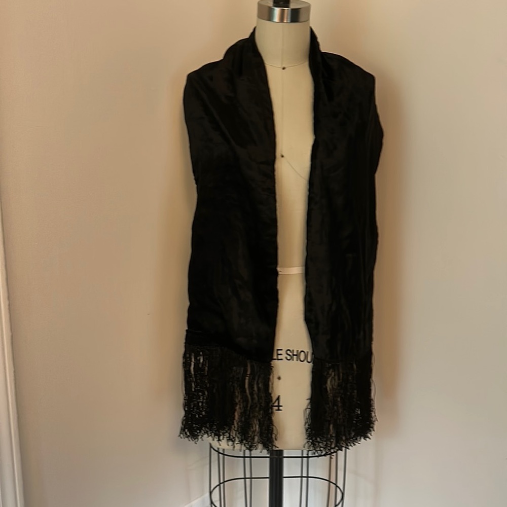 Black velour scarf with fringe, great accessory 🖤🖤🖤